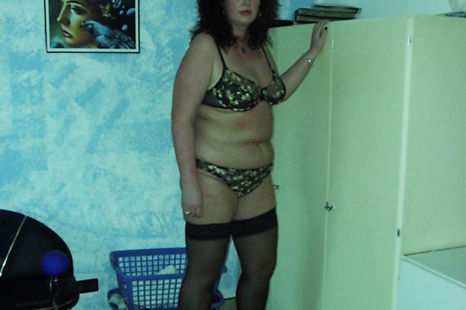 fette Hausfrau in Unterwäsche